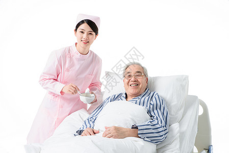 护士照顾老人吃饭高清图片