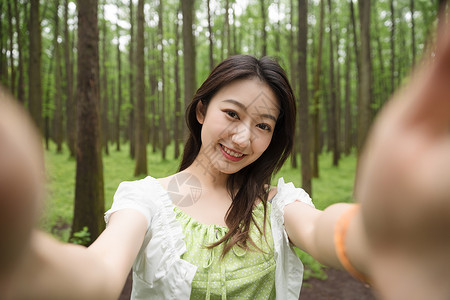 青春美女郊游背景图片