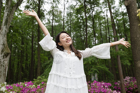 青春美女郊游背景图片