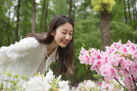 青春美女郊游背景图片