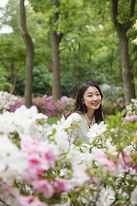 青春美女郊游背景图片