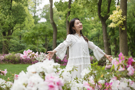 青春美女郊游背景图片