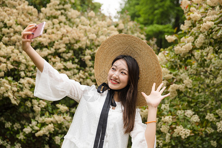 复古美女郊游自拍图片