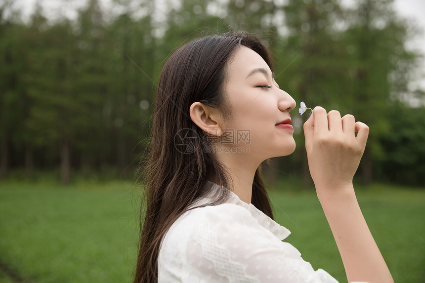 清新美女郊游图片