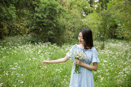 森系美女郊游背景图片