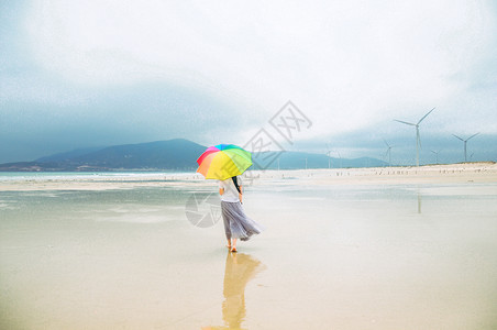 沙滩美女伞海边撑伞美女背影背景