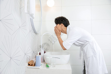 年轻男性洗脸高清图片