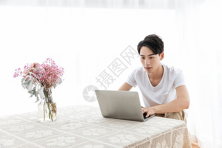 居家男性用电脑高清图片
