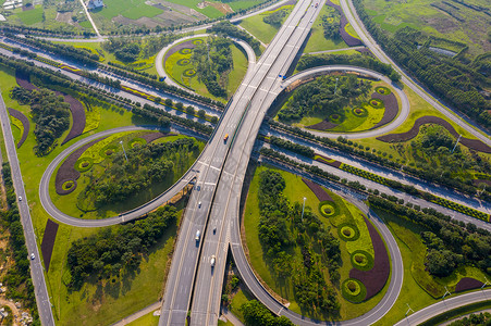 城市立交桥绿化带马路高清图片