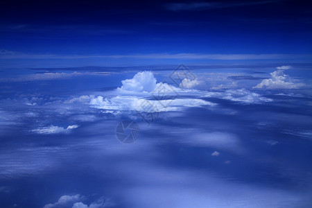 飞机上的云层背景