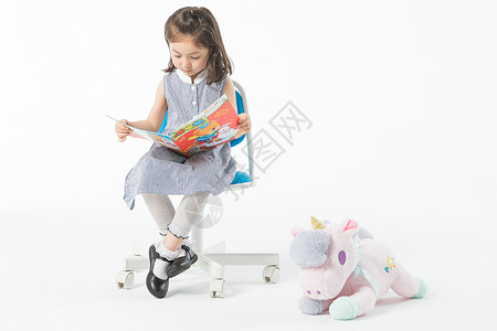 女孩与玩偶外国小女孩看书背景