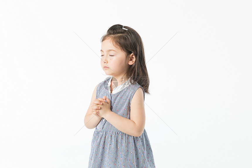 外国小女孩祈祷图片