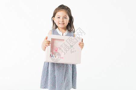 粉色可爱海报外国小女孩手拿礼盒背景