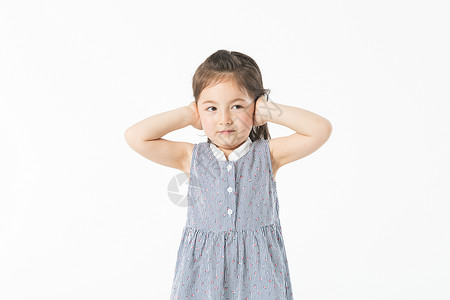 外国小女孩捂耳朵背景图片
