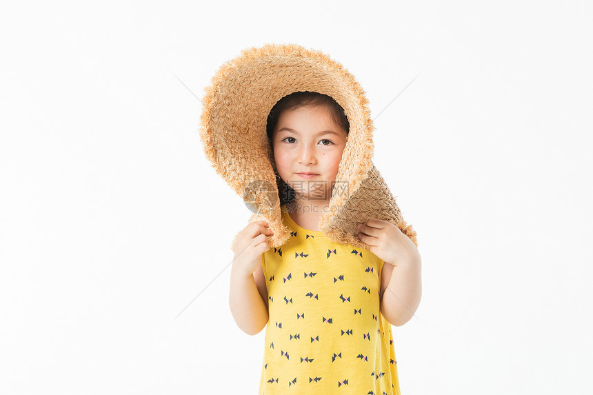 外国儿童开心戴草帽图片