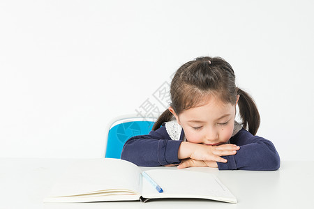 外国小孩写作业外国儿童课桌休息背景