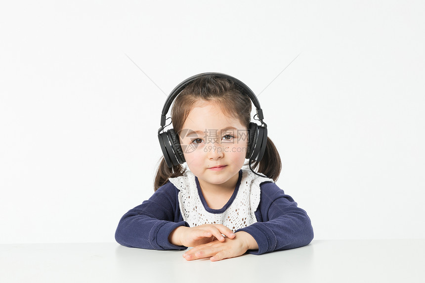 外国儿童听音乐图片