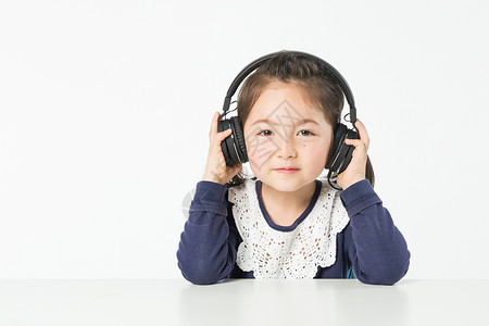 外国儿童听音乐图片