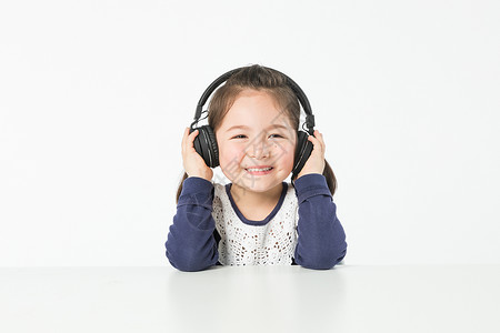 听音乐的小女孩外国儿童听音乐背景