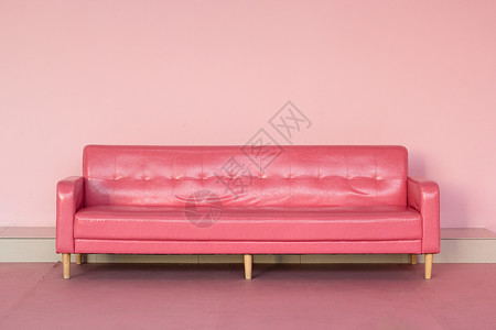 粉色空间里的玫红色皮质长沙发高清图片