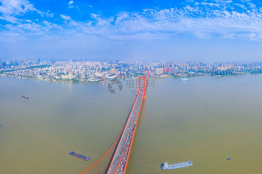 城市之巅俯瞰跨江大桥图片