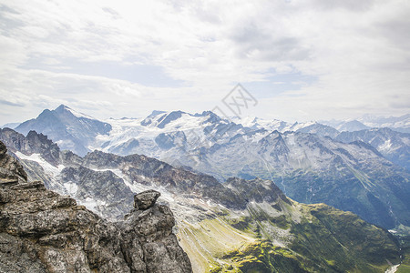 英格堡小镇瑞士铁力士雪山山顶壮丽的风光背景