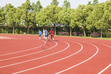 红色跑道素材学校操场跑道和正在跑步的学生背景