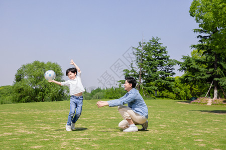 皮球素材父子玩皮球背景
