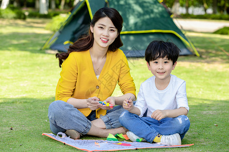 母子公园画风筝图片