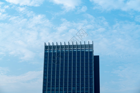蓝天白云下的城市商务中心写字楼背景图片