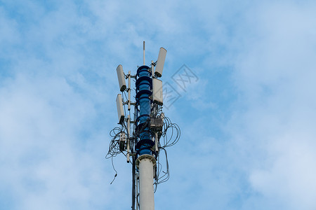 5g信号城市小区里的电信基站背景