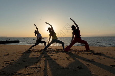瑜伽海边日出海边瑜伽剪影背景