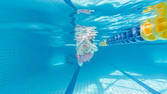 儿童水下游泳背景图片