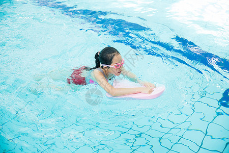 夏天游泳女孩儿童游泳背景