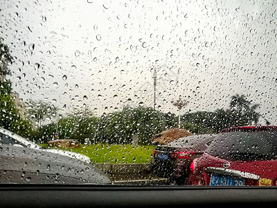 滴车窗外下雨天窗外雨珠背景