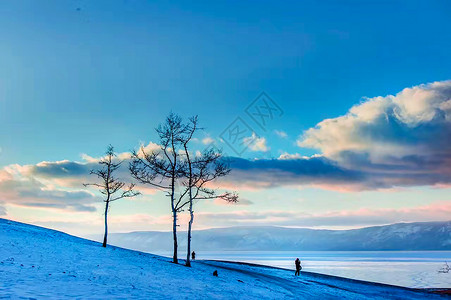 贝加尔湖稀疏降雪高清图片