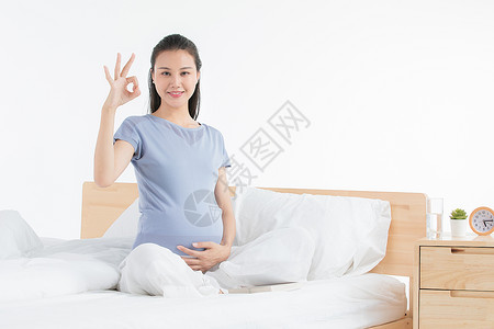 孕妇坐床上休息图片