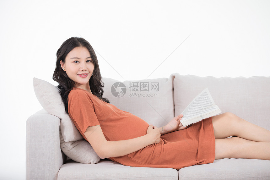 孕妇躺沙发上看书图片