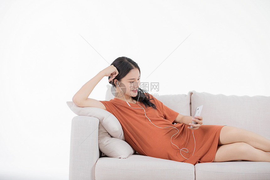 孕妇躺沙发上听音乐图片