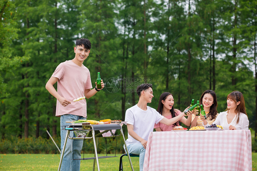 青年朋友聚会野餐烧烤图片