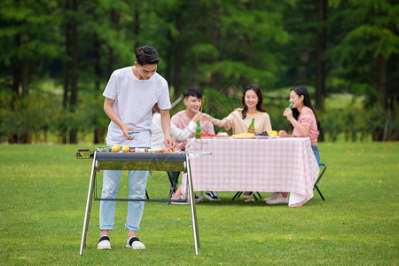 青年朋友聚会野餐烧烤高清图片