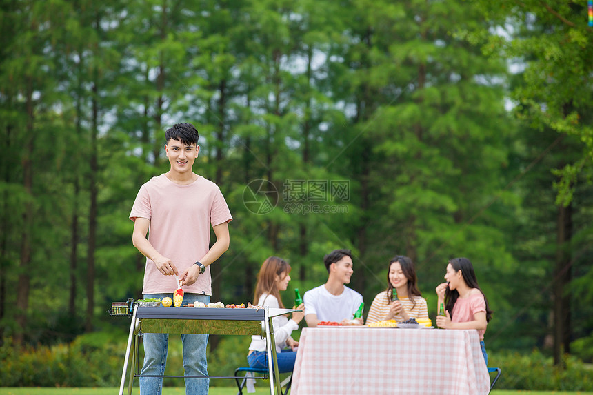 青年朋友聚会野餐烧烤图片