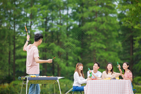 青年朋友聚会野餐烧烤图片