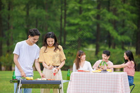 户外烧烤炉青年朋友聚会野餐烧烤背景