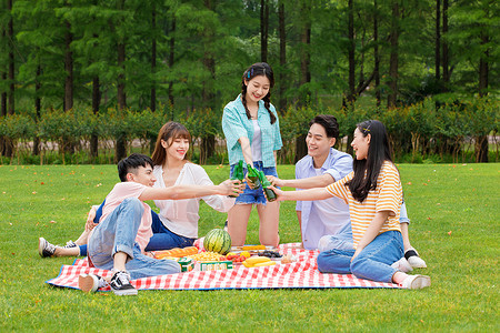 青年朋友聚会野餐图片