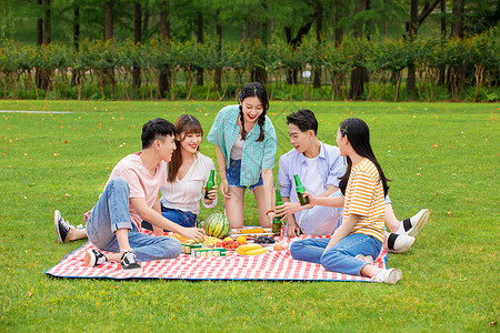 青年朋友聚会野餐高清图片