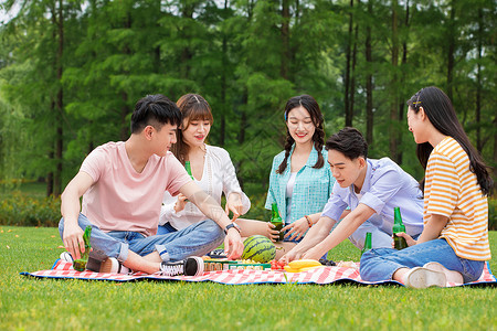 青年朋友聚会野餐背景图片