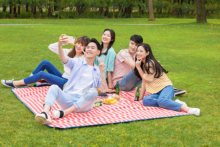 青年大学生野餐自拍图片