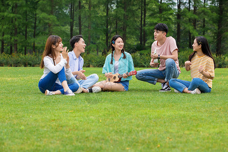 青年朋友户外聚会图片