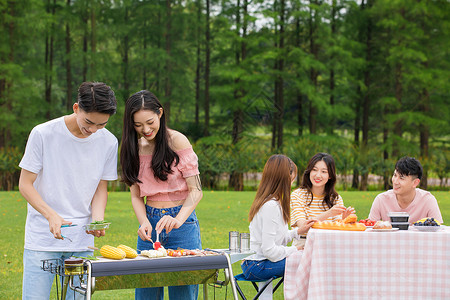 家庭bbq青年朋友聚会野餐烧烤背景